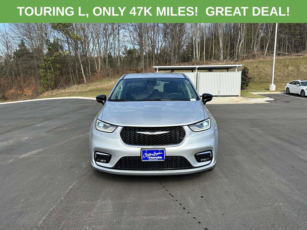 Used 2024 Chrysler Pacifica Touring-L FWD image 2