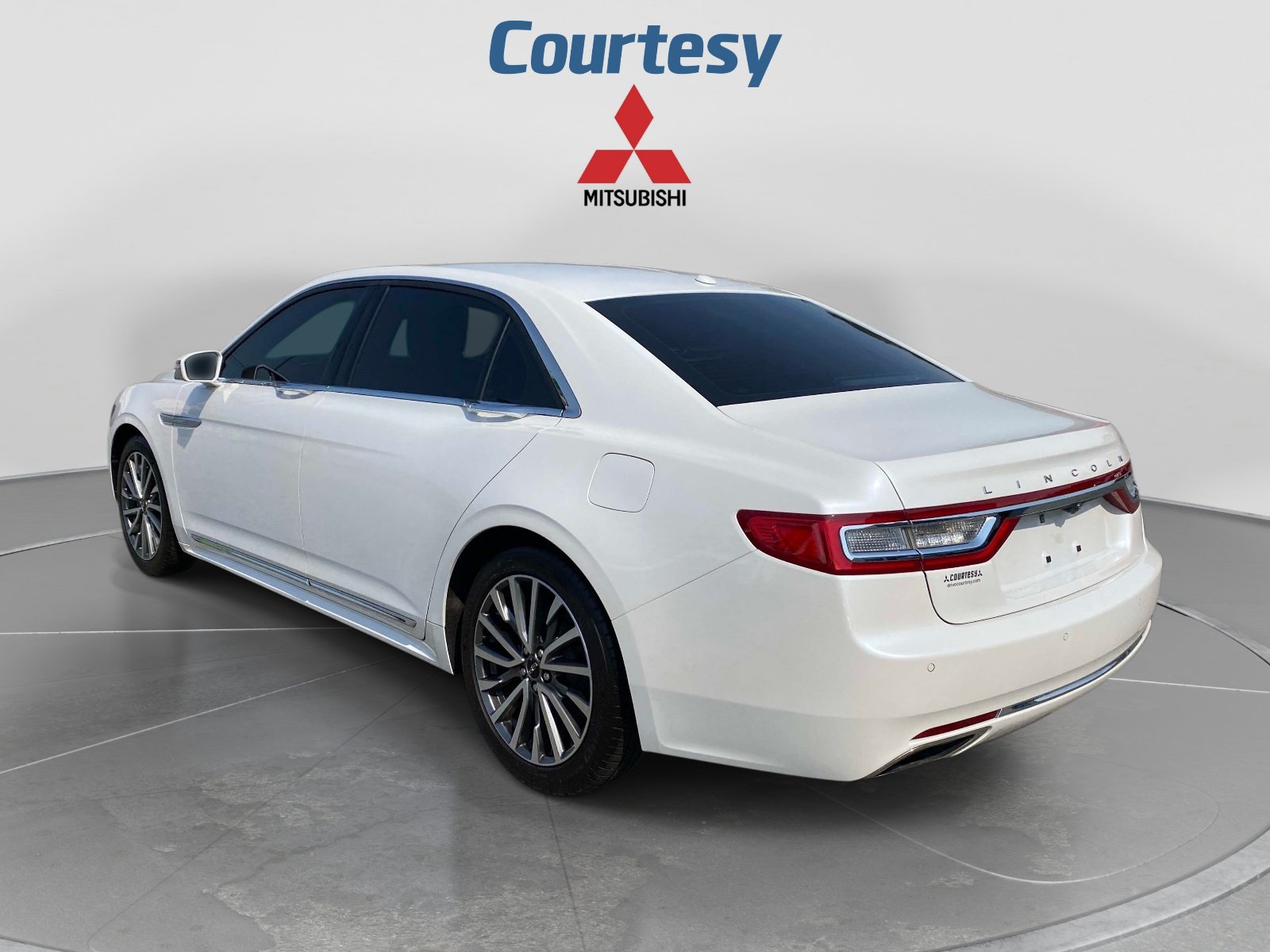Used 2017 Lincoln Continental Select FWD image 3