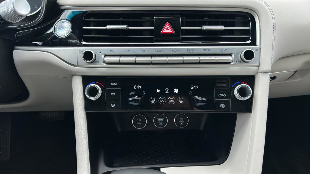 Used 2025 Genesis G70 2.5T image 19