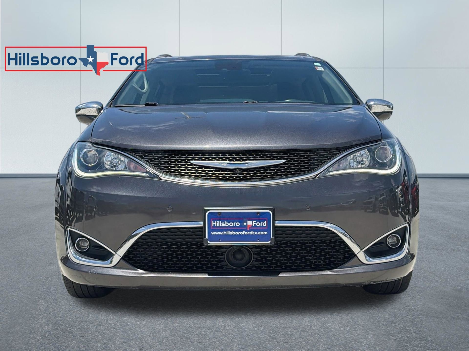 Used 2018 Chrysler Pacifica Limited w/ Tire & Wheel Group FWD image 2