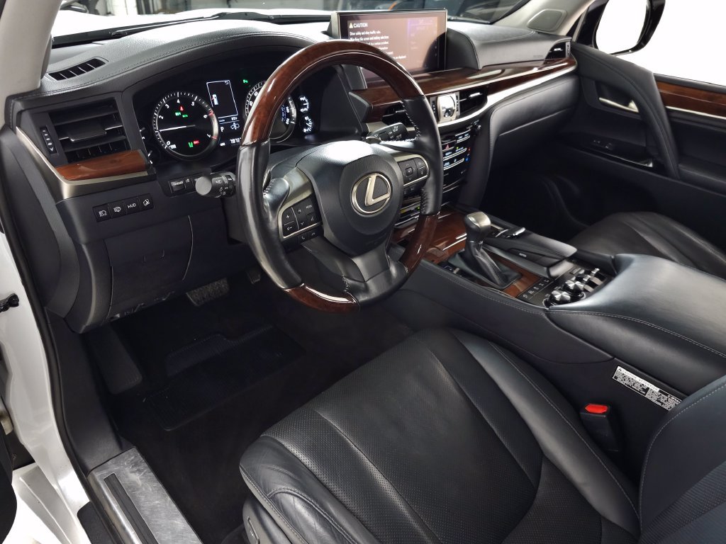 Used 2020 Lexus LX 570 4WD w/ Luxury Package image 16