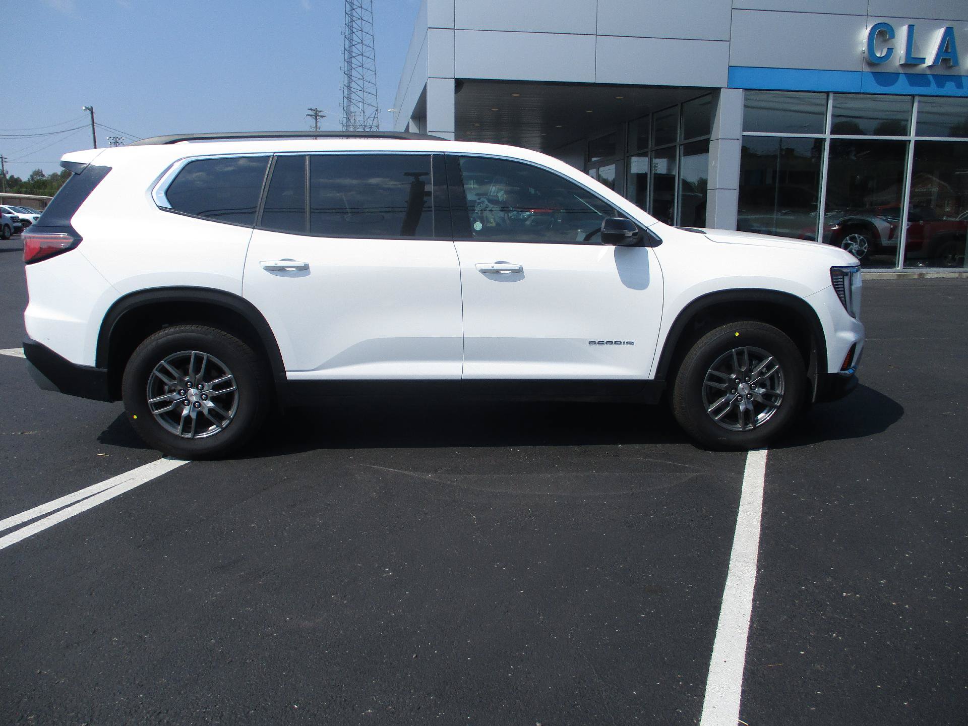 Used 2025 GMC Acadia Elevation FWD image 2