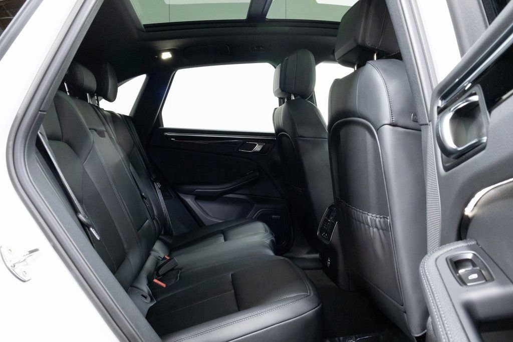 Certified 2025 Porsche Macan image 18