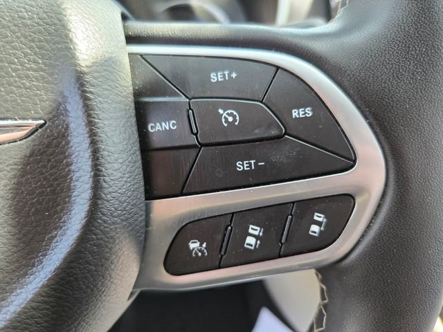 Used 2023 Chrysler Pacifica Touring-L FWD image 31