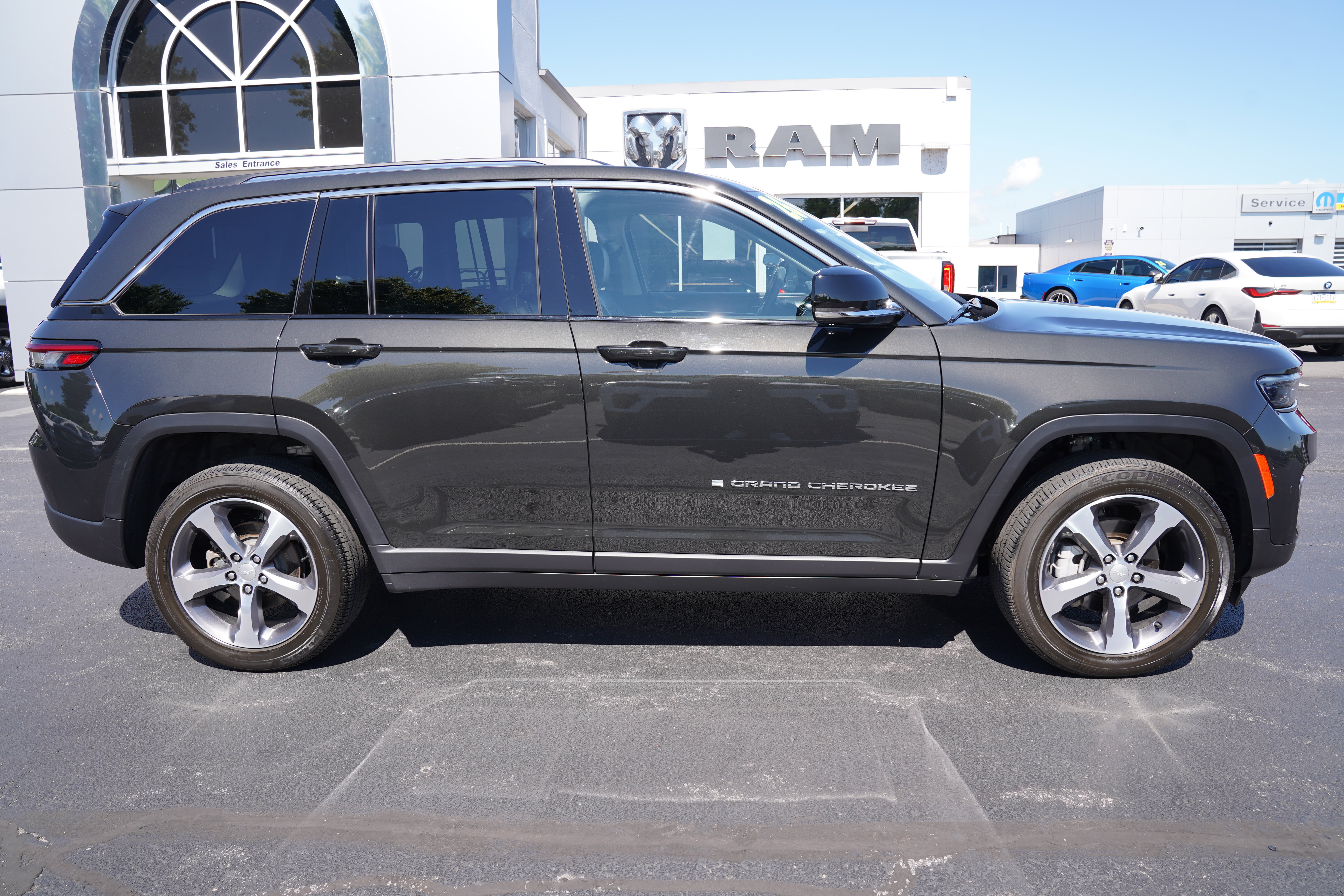 Used 2023 Jeep Grand Cherokee Limited AWD/4WD image 2