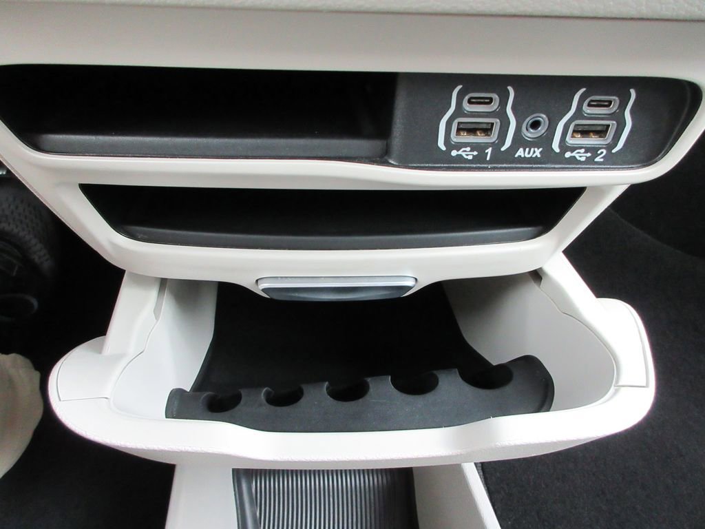 Used 2023 Chrysler Pacifica Touring-L image 28