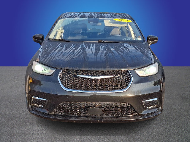 Used 2023 Chrysler Pacifica Touring-L FWD image 2