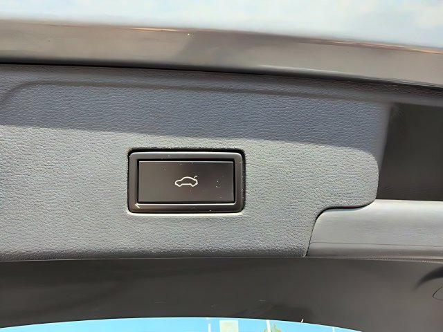 Used 2020 Volkswagen Atlas Cross Sport SE w/ Panoramic Sunroof Package AWD/4WD image 18