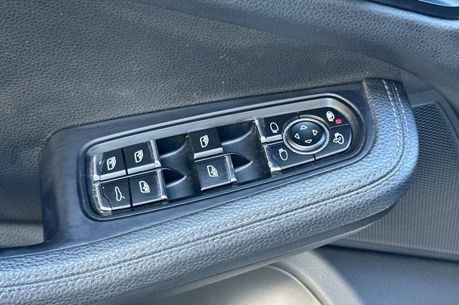 Used 2020 Porsche Macan AWD/4WD image 13