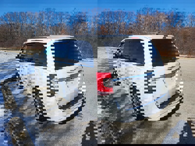 Used 2016 Chrysler Town & Country Touring-L image 9