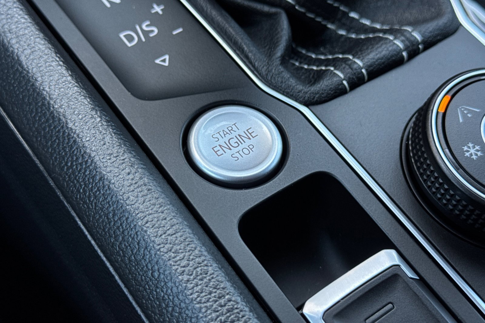 Certified 2022 Volkswagen Atlas Cross Sport SE image 23