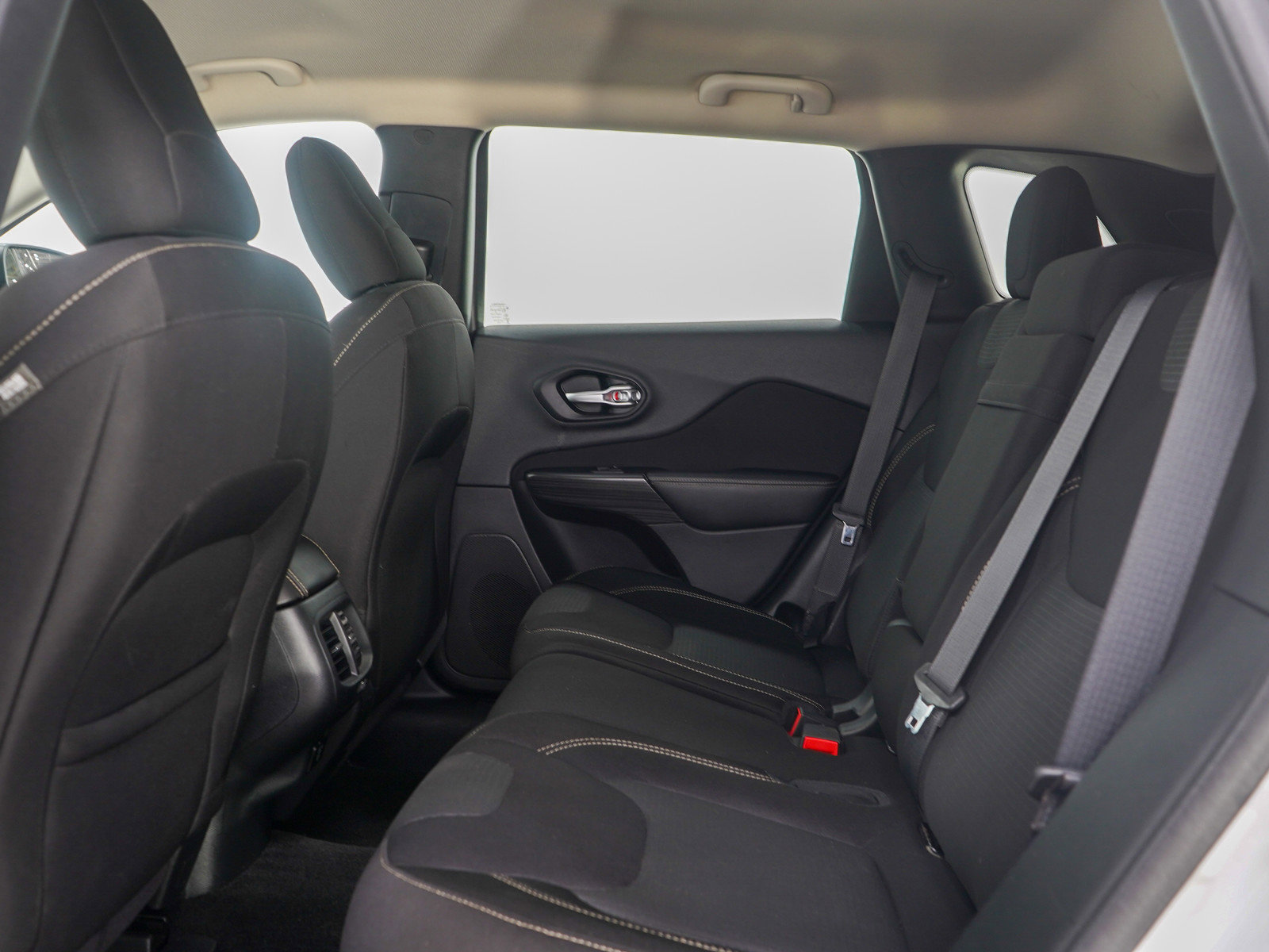 Used 2015 Jeep Cherokee Latitude AWD/4WD image 18