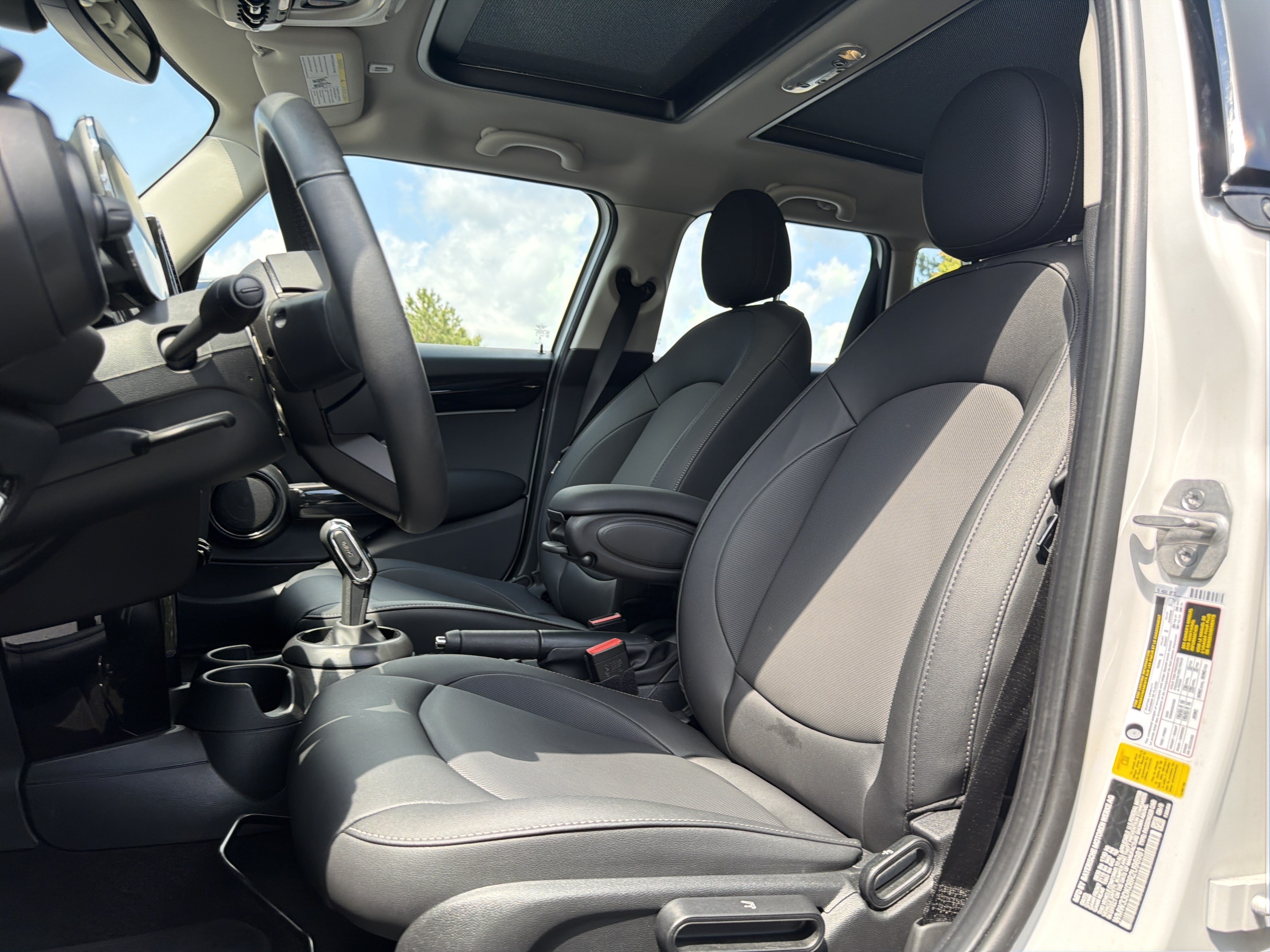 Used 2024 MINI Cooper 4-Door Hardtop FWD image 7