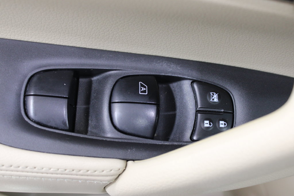 Used 2016 Nissan Rogue SL FWD image 18