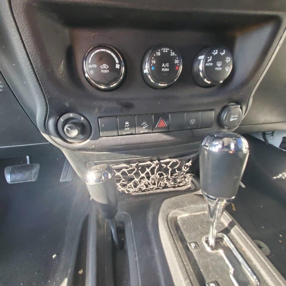 Used 2015 Jeep Wrangler Unlimited Sahara w/ Dual Top Group AWD/4WD image 19