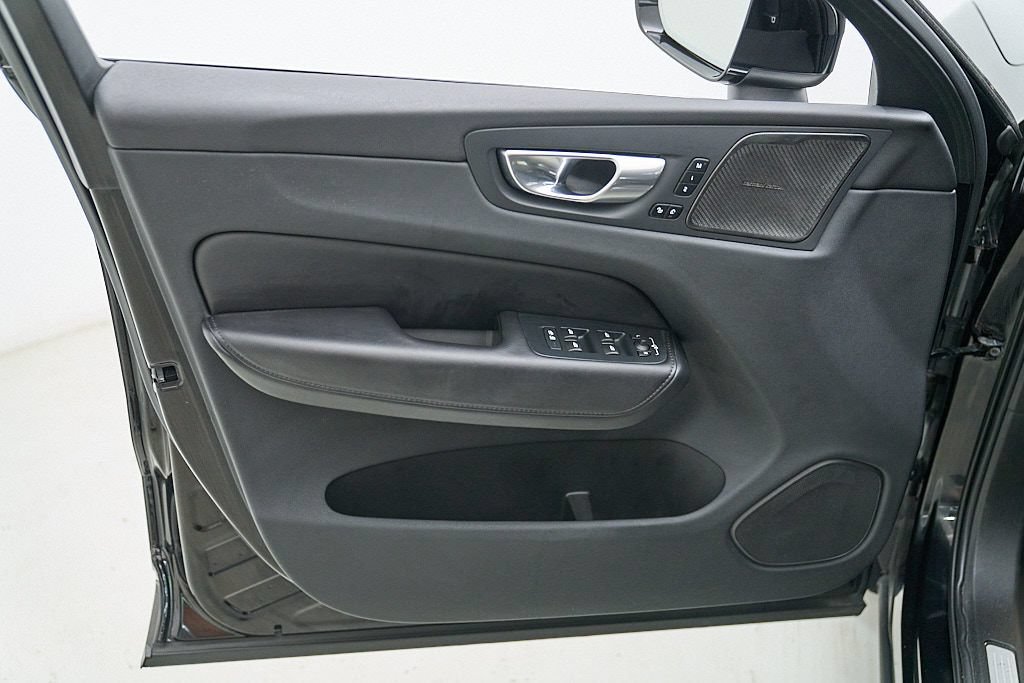 Certified 2023 Volvo XC60 B5 Plus AWD/4WD image 8