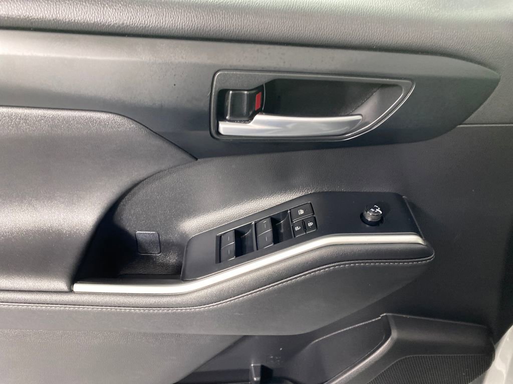 Used 2024 Toyota Highlander XLE image 12
