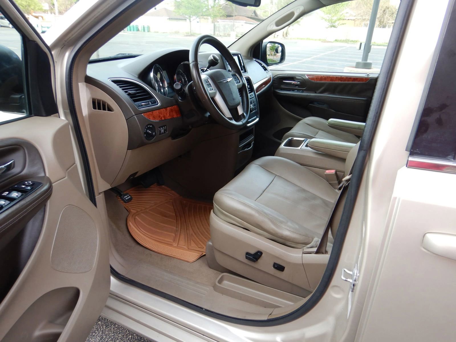 Used 2014 Chrysler Town & Country Touring FWD image 11