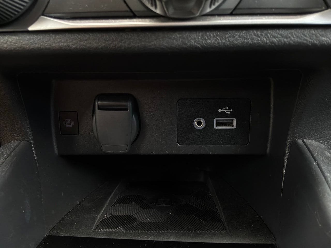 Used 2025 Nissan Versa SV FWD image 23