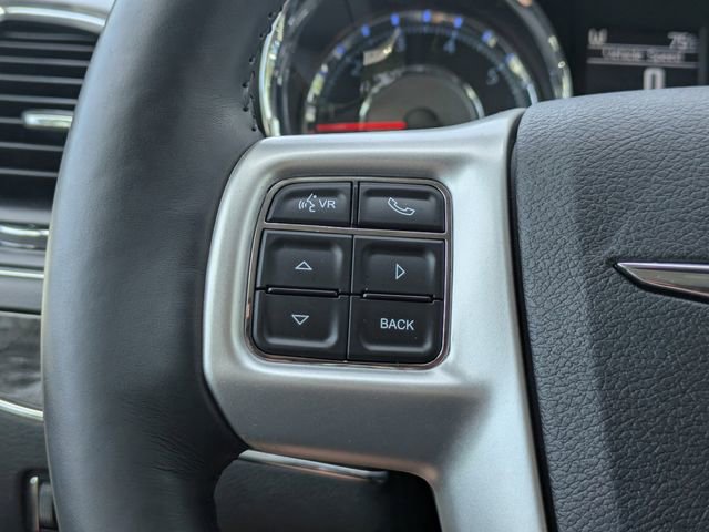 Used 2016 Chrysler Town & Country Touring-L FWD image 32