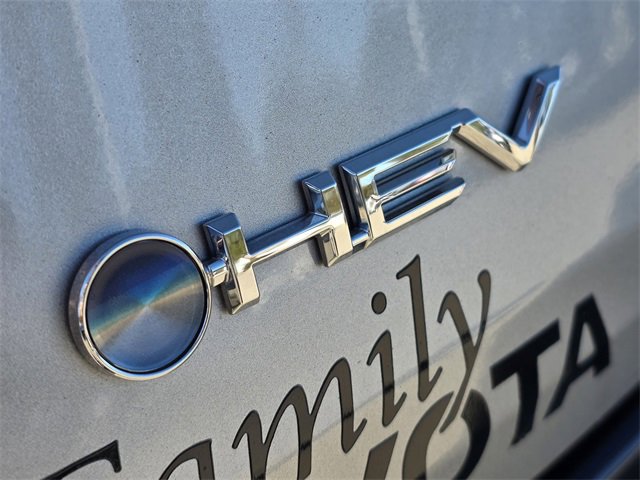 Used 2025 Toyota Sienna Platinum image 8