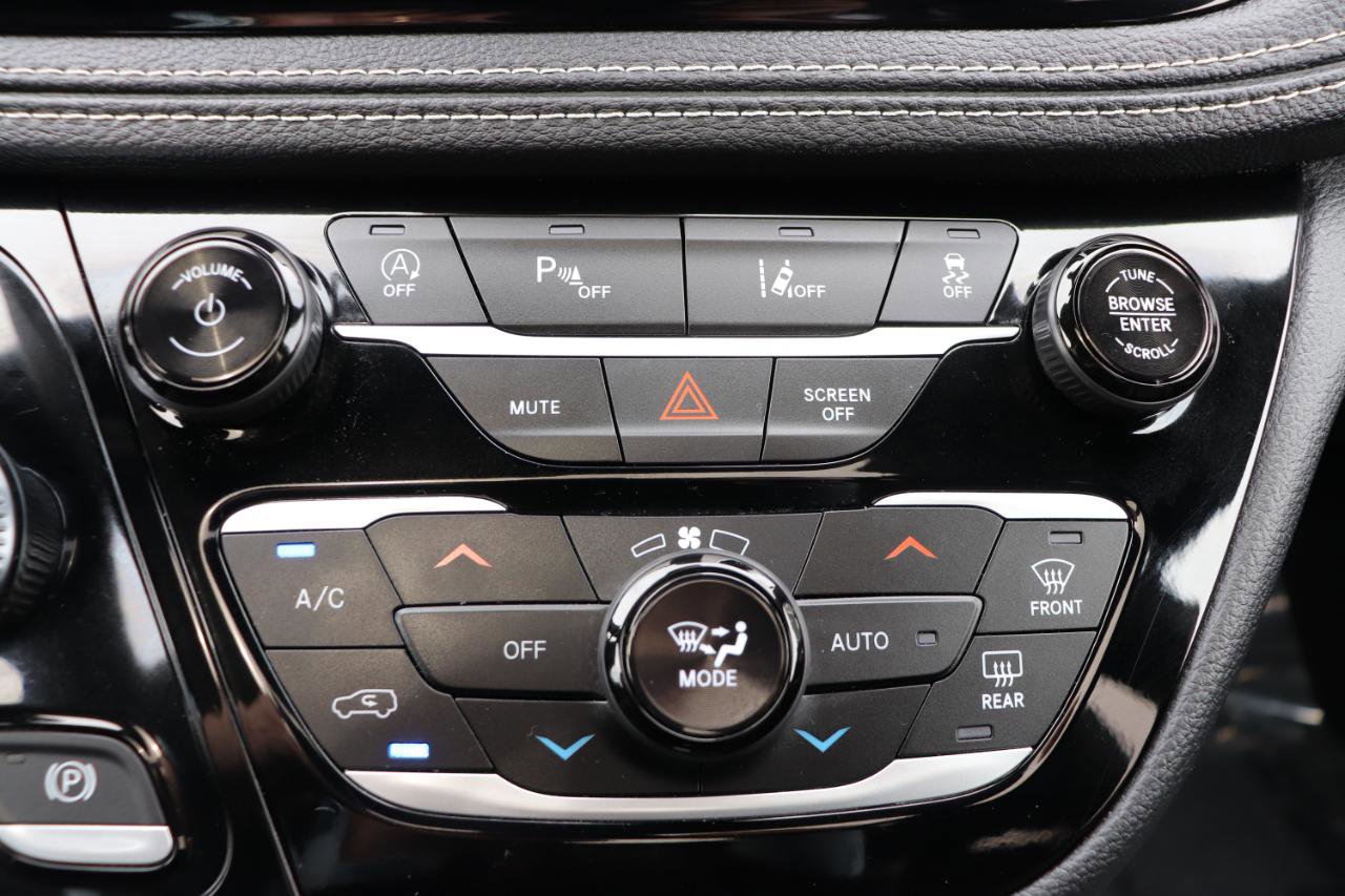 Used 2025 Chrysler Pacifica Limited image 45