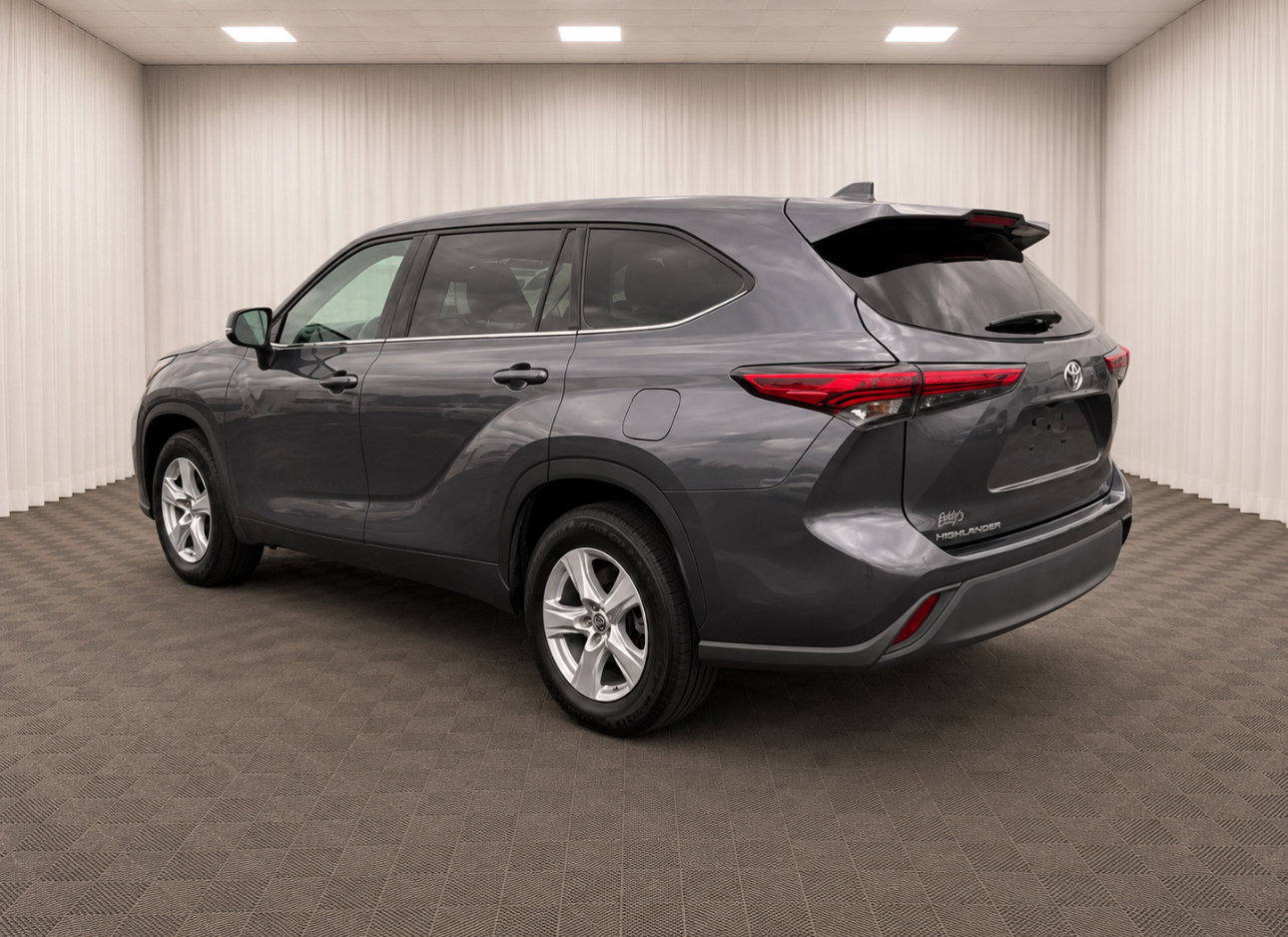 Used 2020 Toyota Highlander L FWD image 5