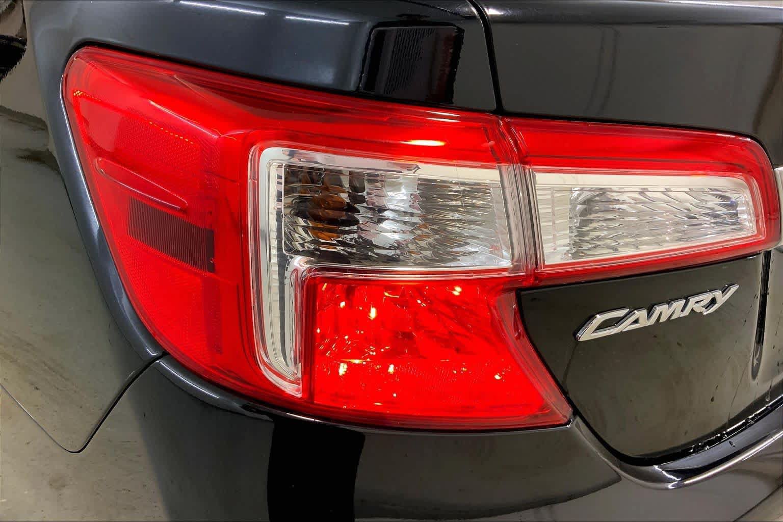 Used 2012 Toyota Camry XLE w/ Leather Pkg FWD image 28