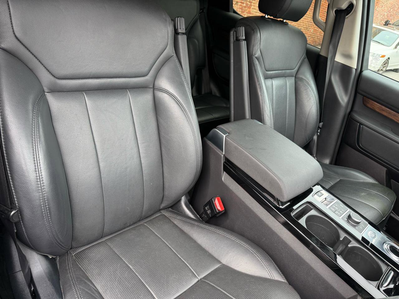 Used 2017 Land Rover Discovery HSE image 9