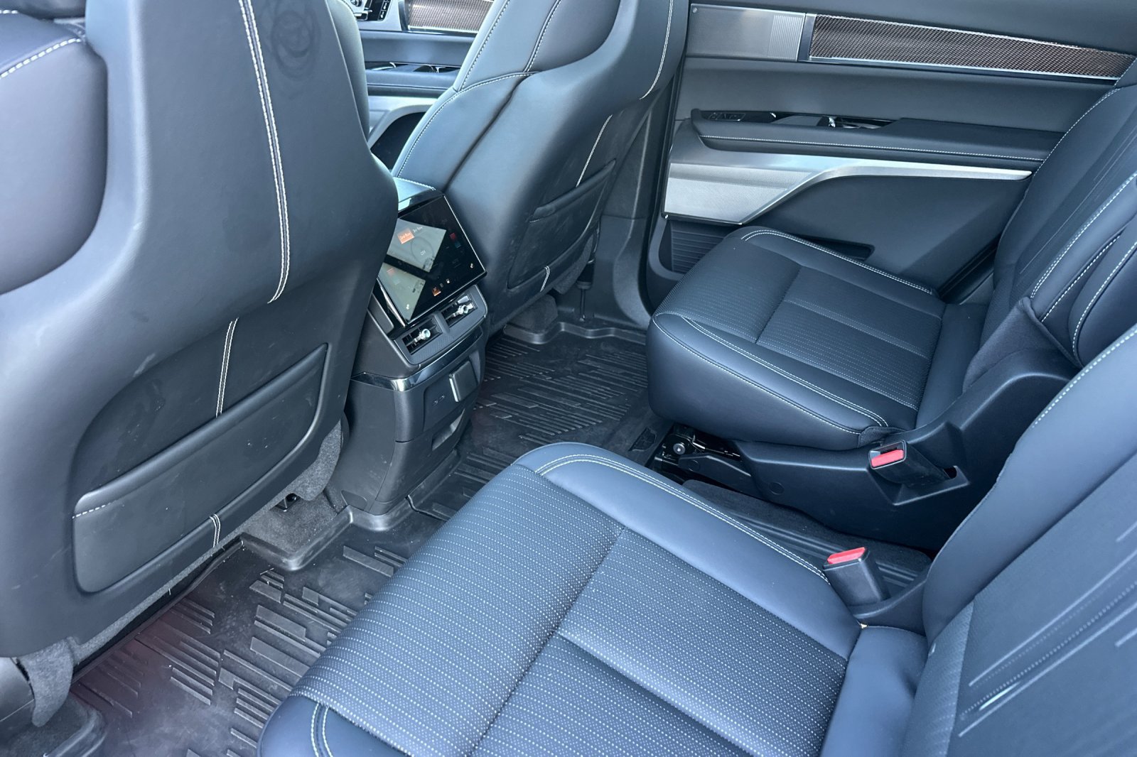 Certified 2026 Cadillac Vistiq Sport w/ LPO, Floor Liner Package AWD/4WD image 14