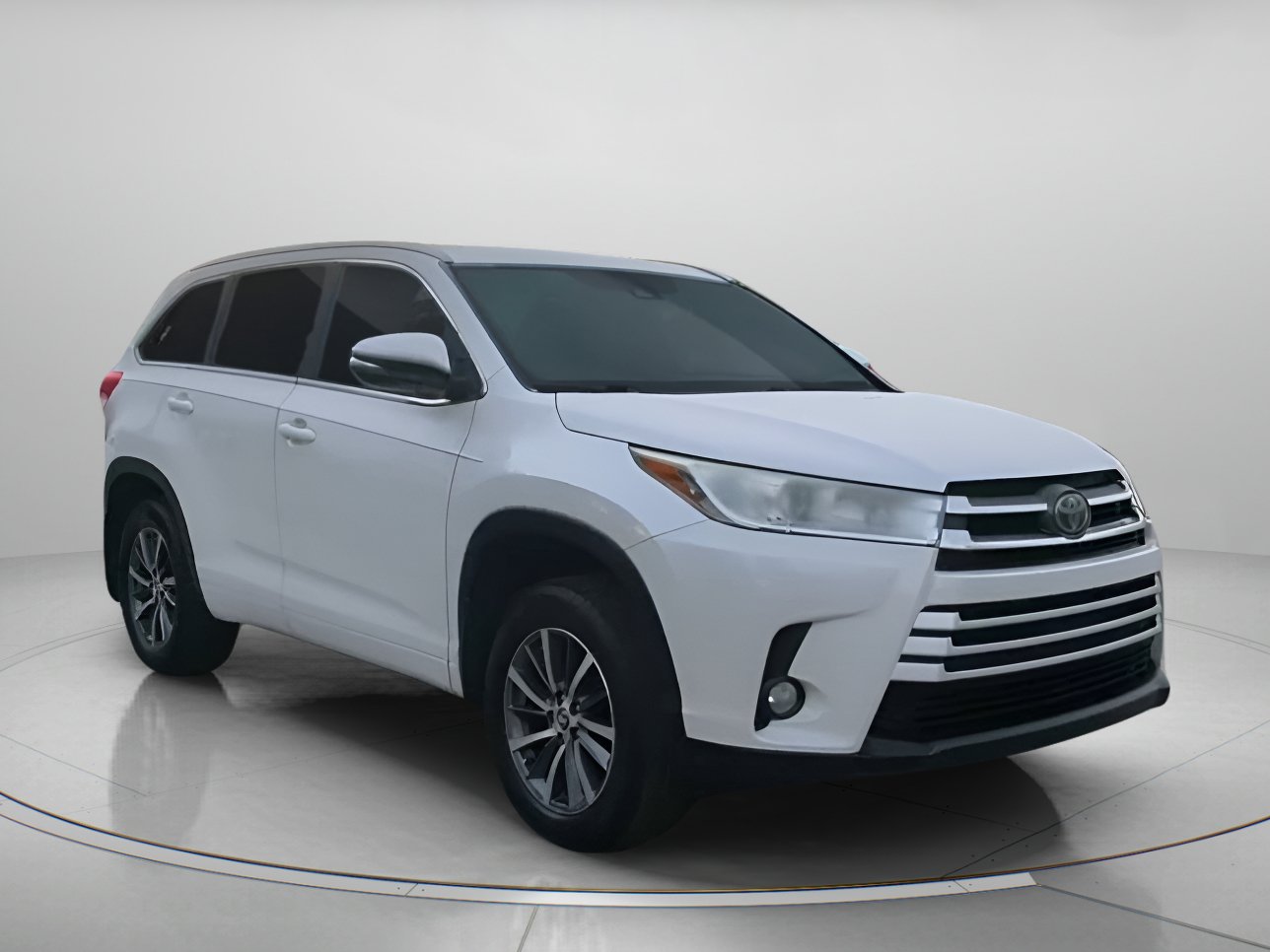Used 2017 Toyota Highlander XLE AWD/4WD image 2