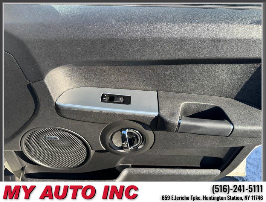 Used 2010 Jeep Commander Sport w/ Sun/Sound Group image 30