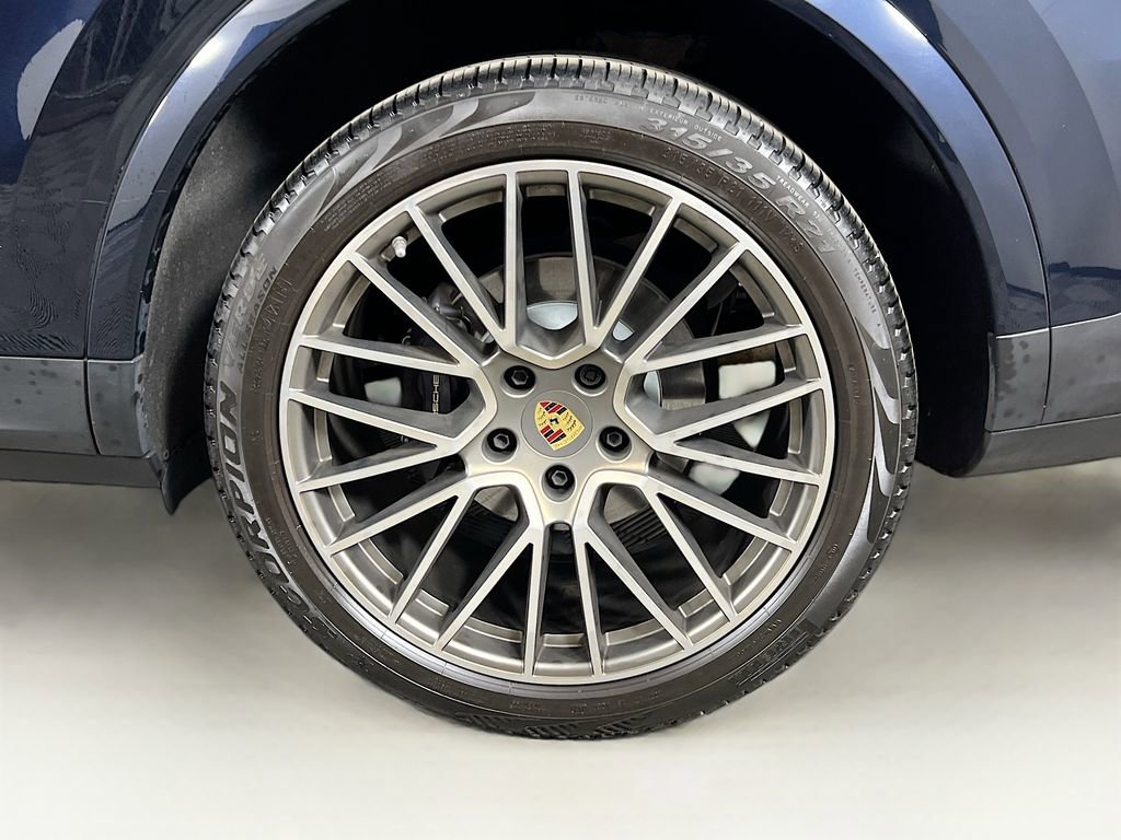 Certified 2023 Porsche Cayenne Platinum Edition image 33