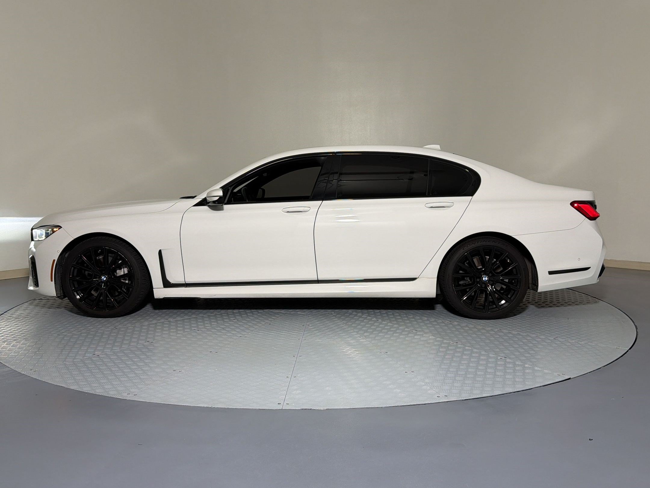 Used 2020 BMW 740i xDrive w/ M Sport Package AWD/4WD image 2