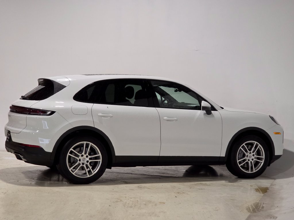 Used 2024 Porsche Cayenne w/ Premium Package AWD/4WD image 9