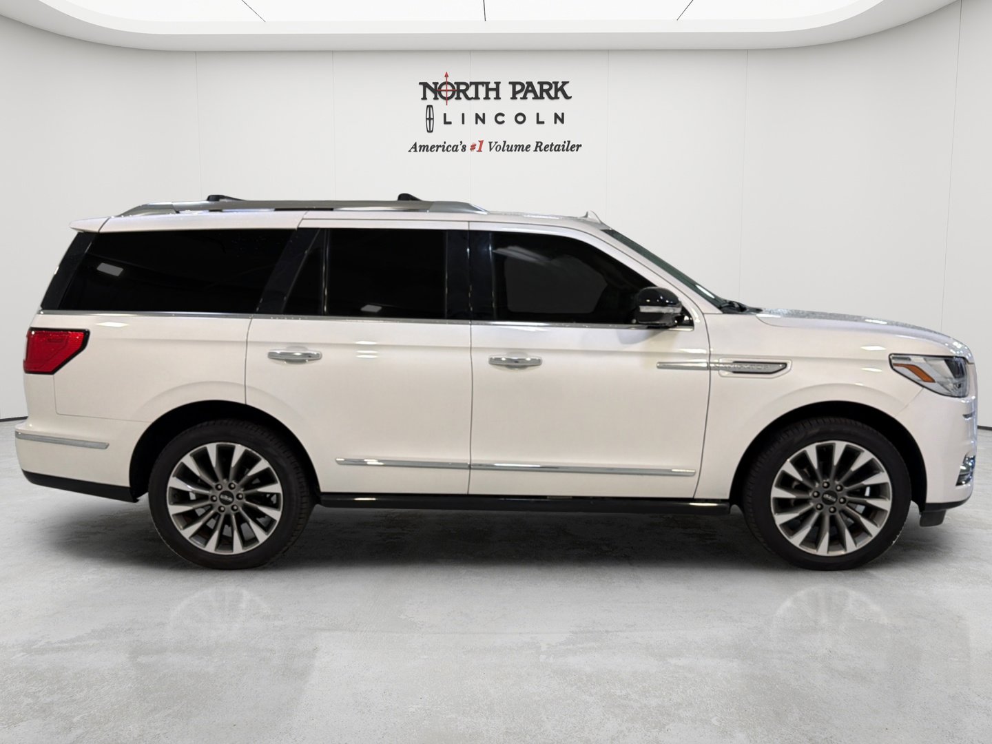 Used 2019 Lincoln Navigator Select w/ Cargo Package AWD/4WD image 17