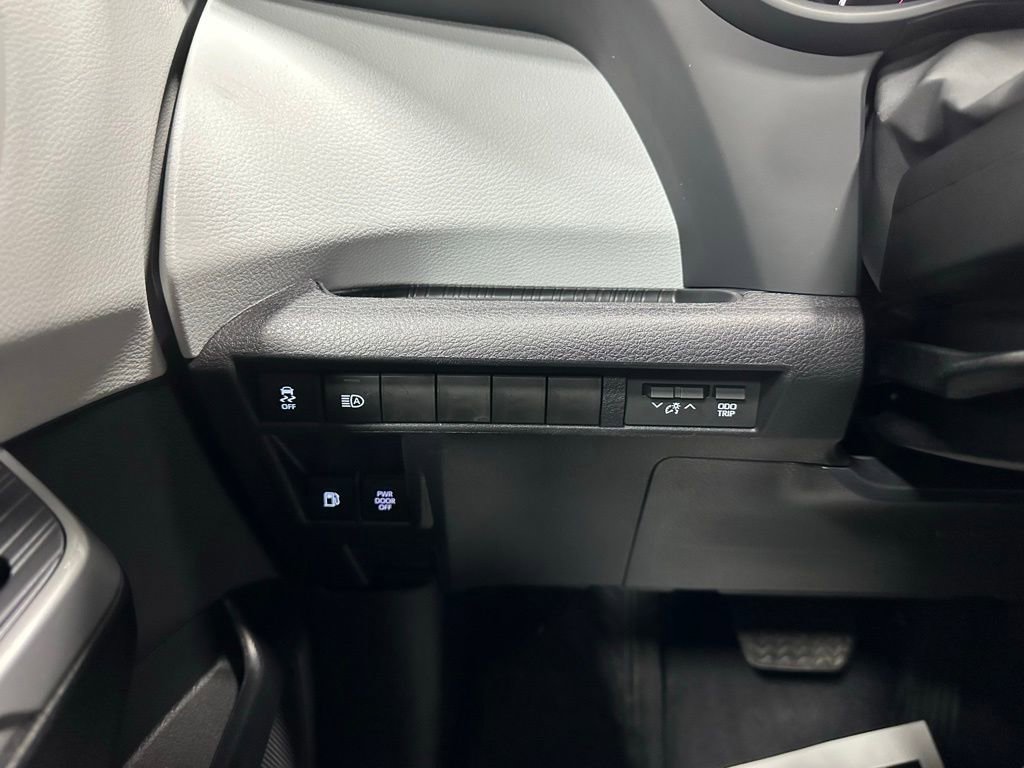Used 2025 Toyota Sienna LE image 17