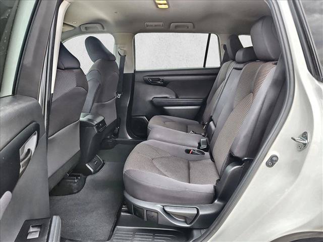 Used 2025 Toyota Highlander LE FWD image 18