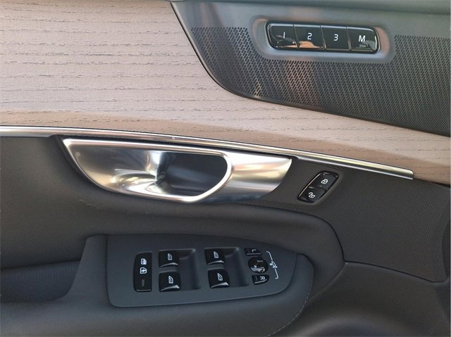 New 2025 Volvo XC90 B6 Plus w/ Protection Package Premier image 9