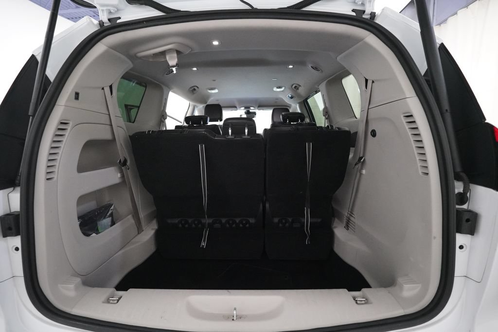 Used 2024 Chrysler Pacifica Touring-L FWD image 10