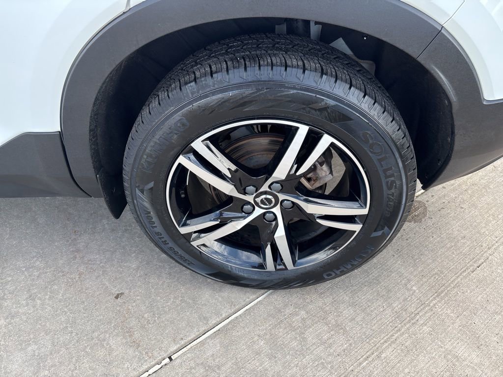 Certified 2023 Volvo XC40 B5 Plus w/ Protection Package AWD/4WD image 16