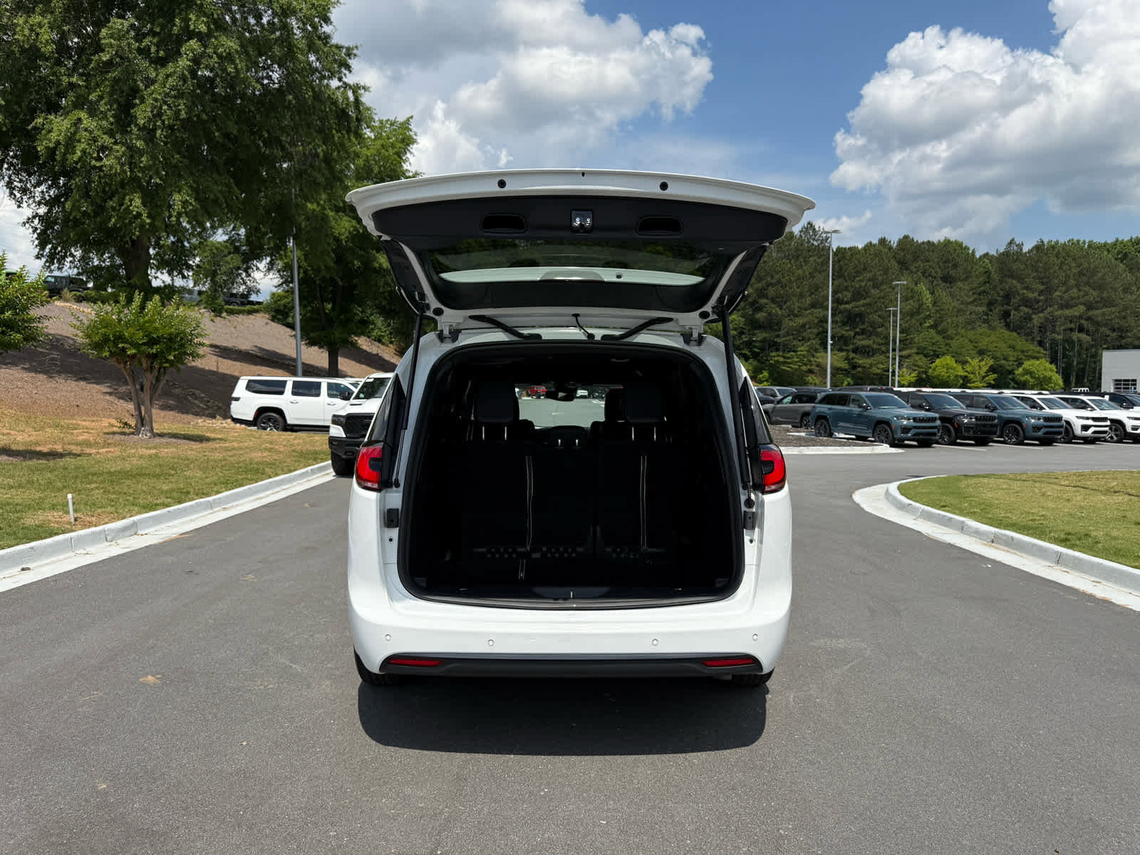 Used 2024 Chrysler Pacifica Limited FWD image 27
