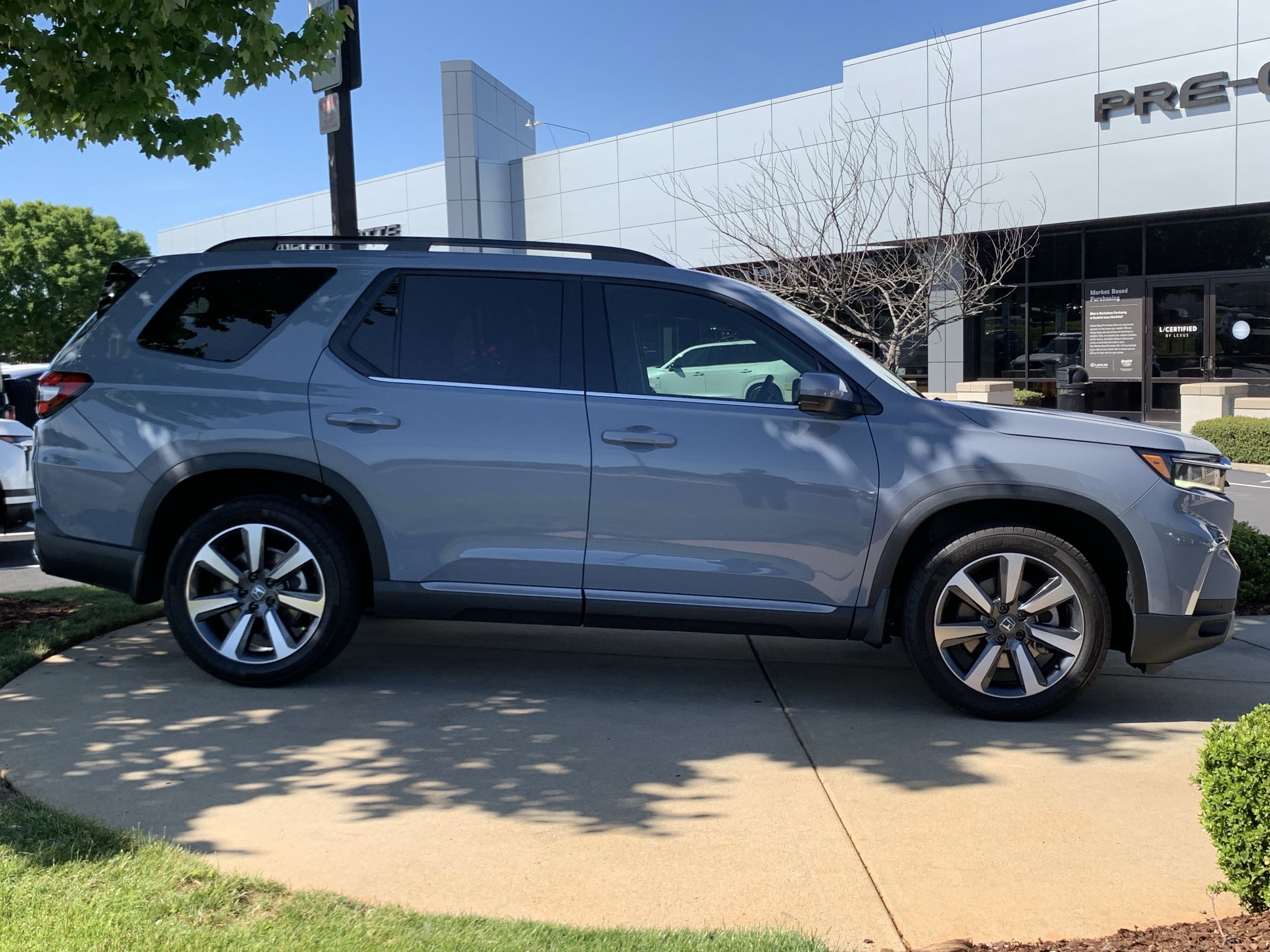 Used 2025 Honda Pilot Touring image 11