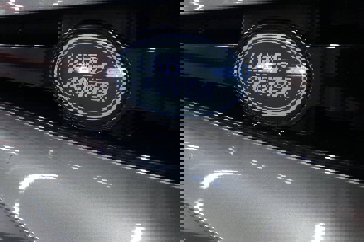 Used 2020 Land Rover Defender 110 SE image 38