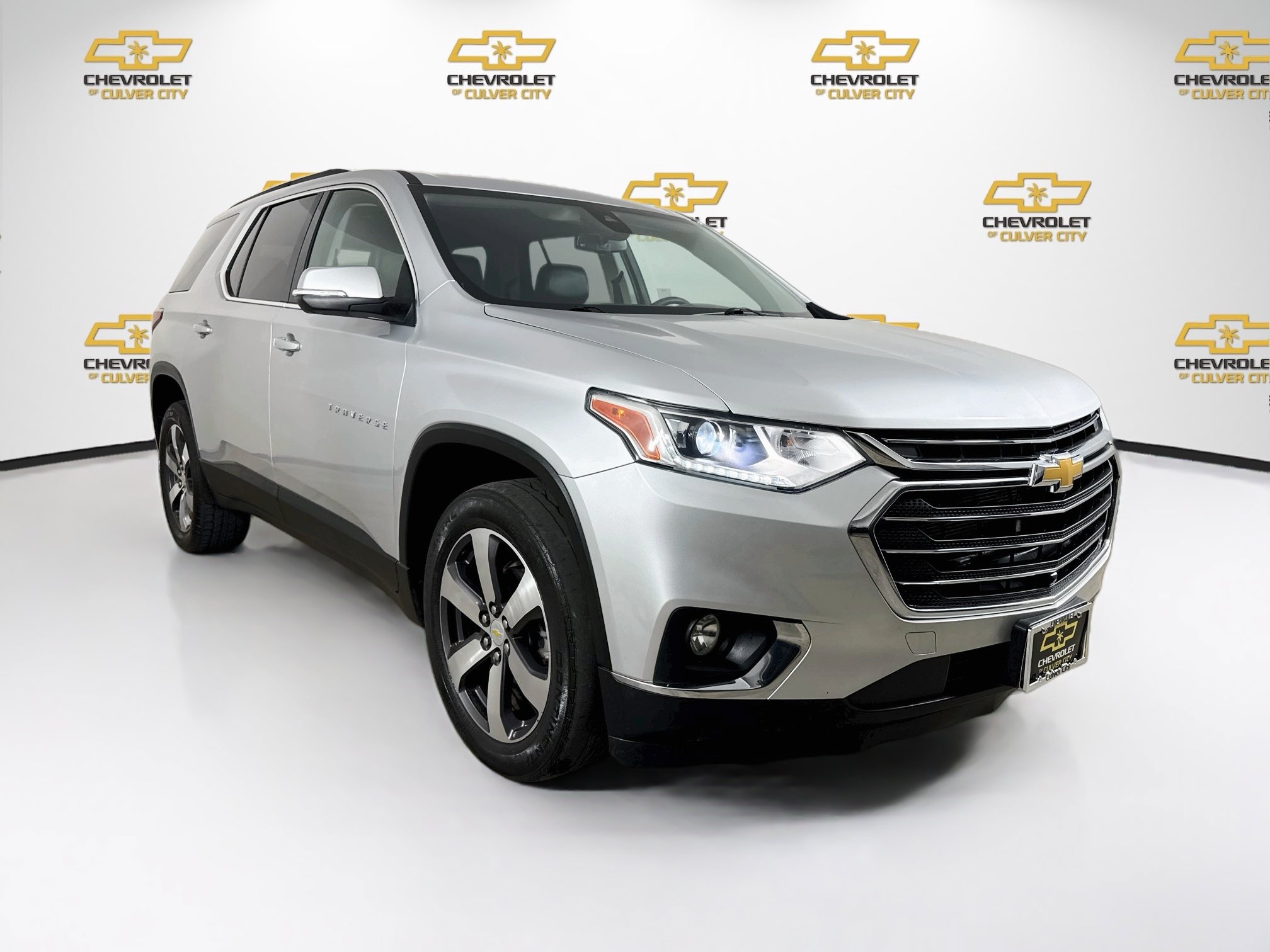 Used 2021 Chevrolet Traverse LT w/ LT Premium Package AWD/4WD image 1