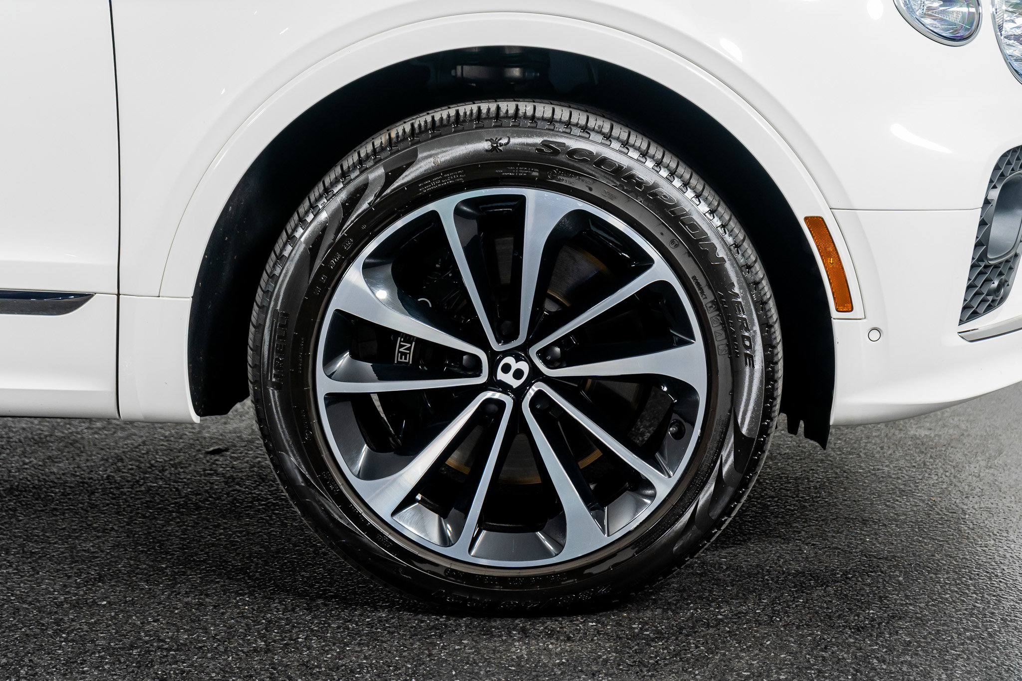 Used 2023 Bentley Bentayga Extended Wheelbase image 7