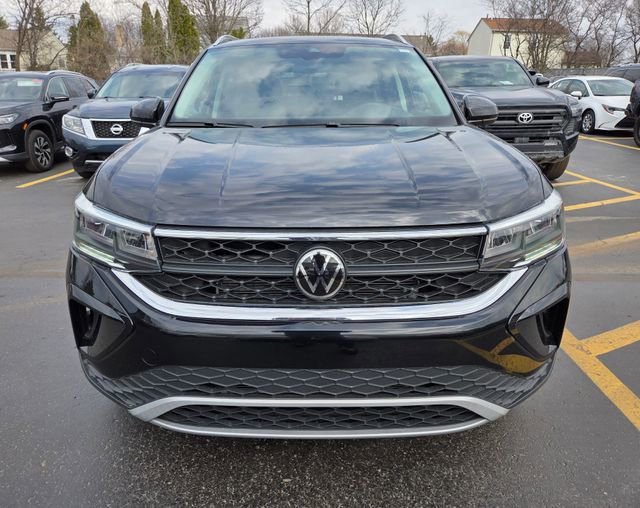 Used 2023 Volkswagen Taos SE w/ Panoramic Sunroof Package image 2