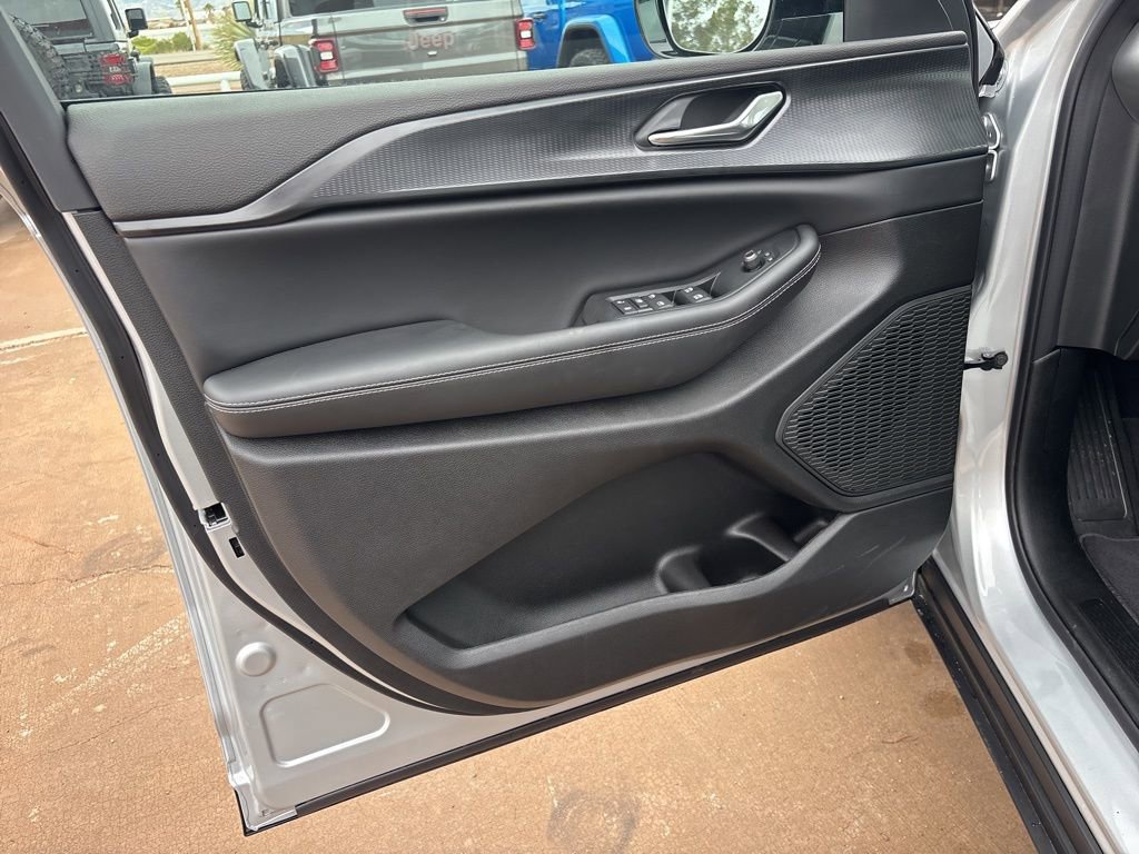 New 2025 Jeep Grand Cherokee L Altitude image 13