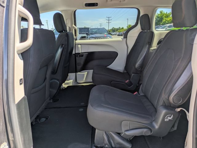 Used 2017 Chrysler Pacifica Touring FWD image 19