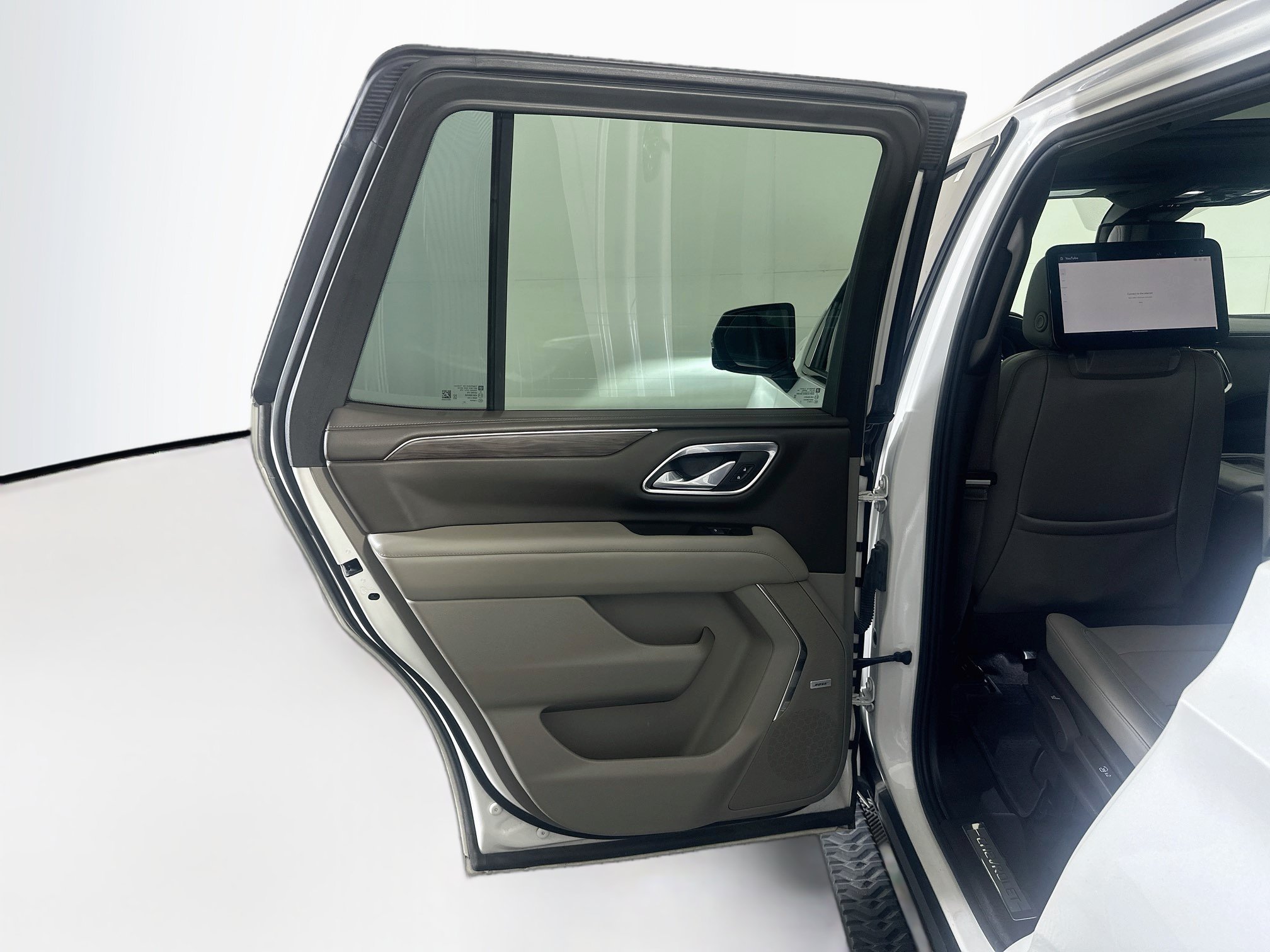 Used 2023 Chevrolet Tahoe Z71 w/ Luxury Package AWD/4WD image 28